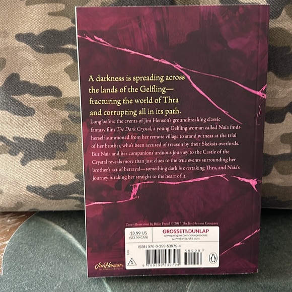 Shadows of the Dark Crystal paperback book and Pluff’M pin - Picture 3 of 7